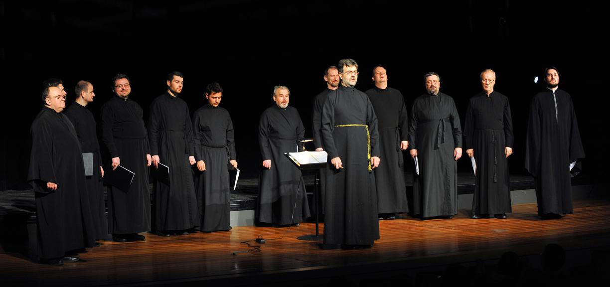 новый год хор. Carol singing в англии. католическая месса евхаристия монастырь. рождество в католической церкви. рождественские песнопения в храме.